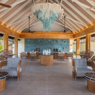 dusitd2-feydhoo-maldives-facility-reception-interior-scaled